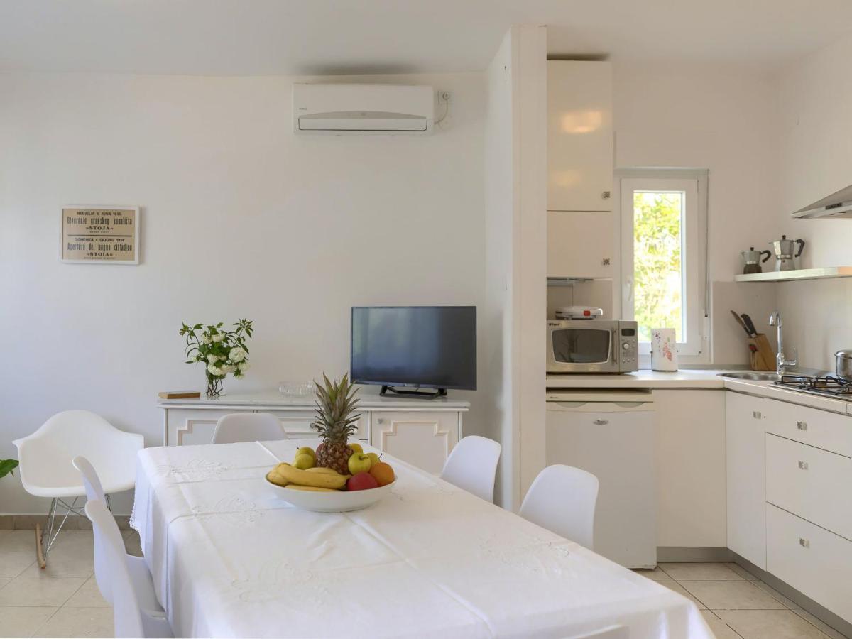 Apartment Laura By Interhome Пула Екстер'єр фото