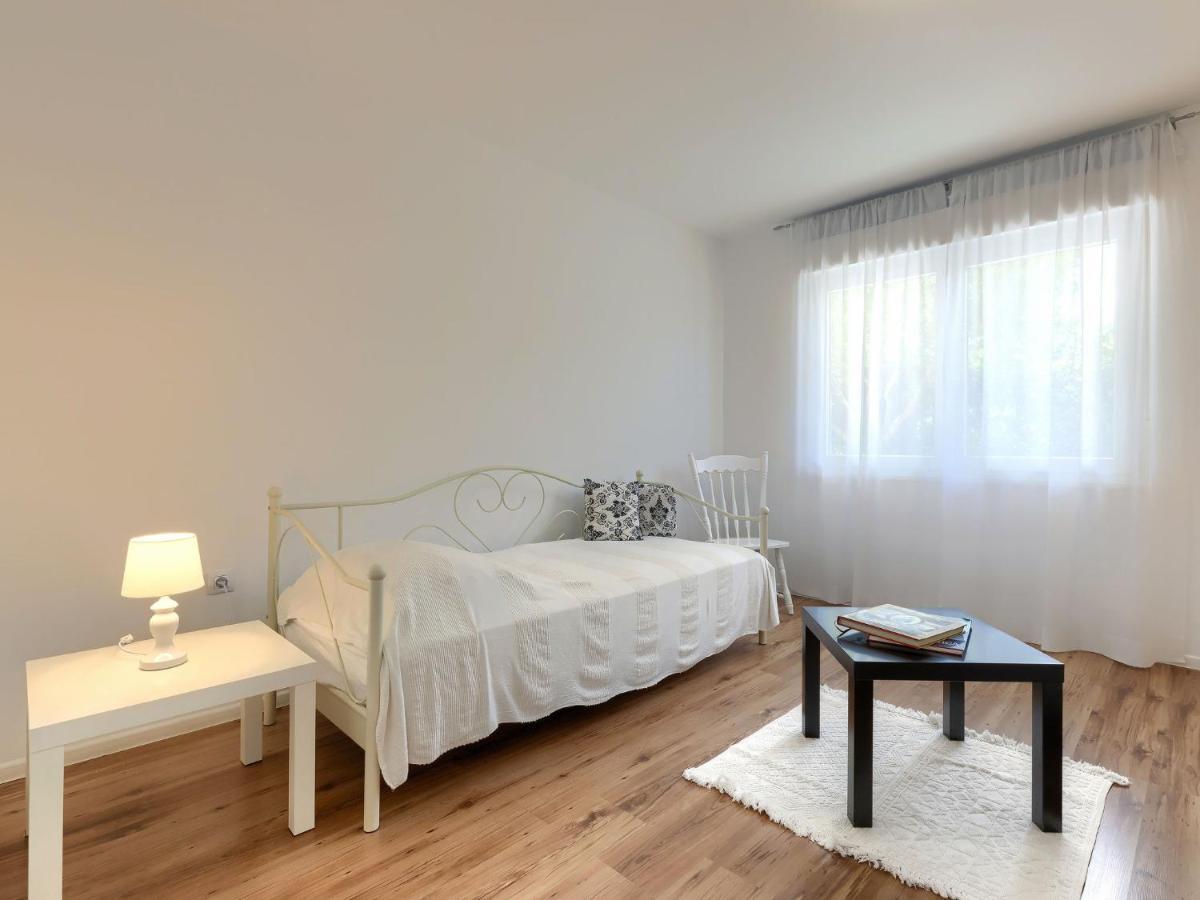 Apartment Laura By Interhome Пула Екстер'єр фото