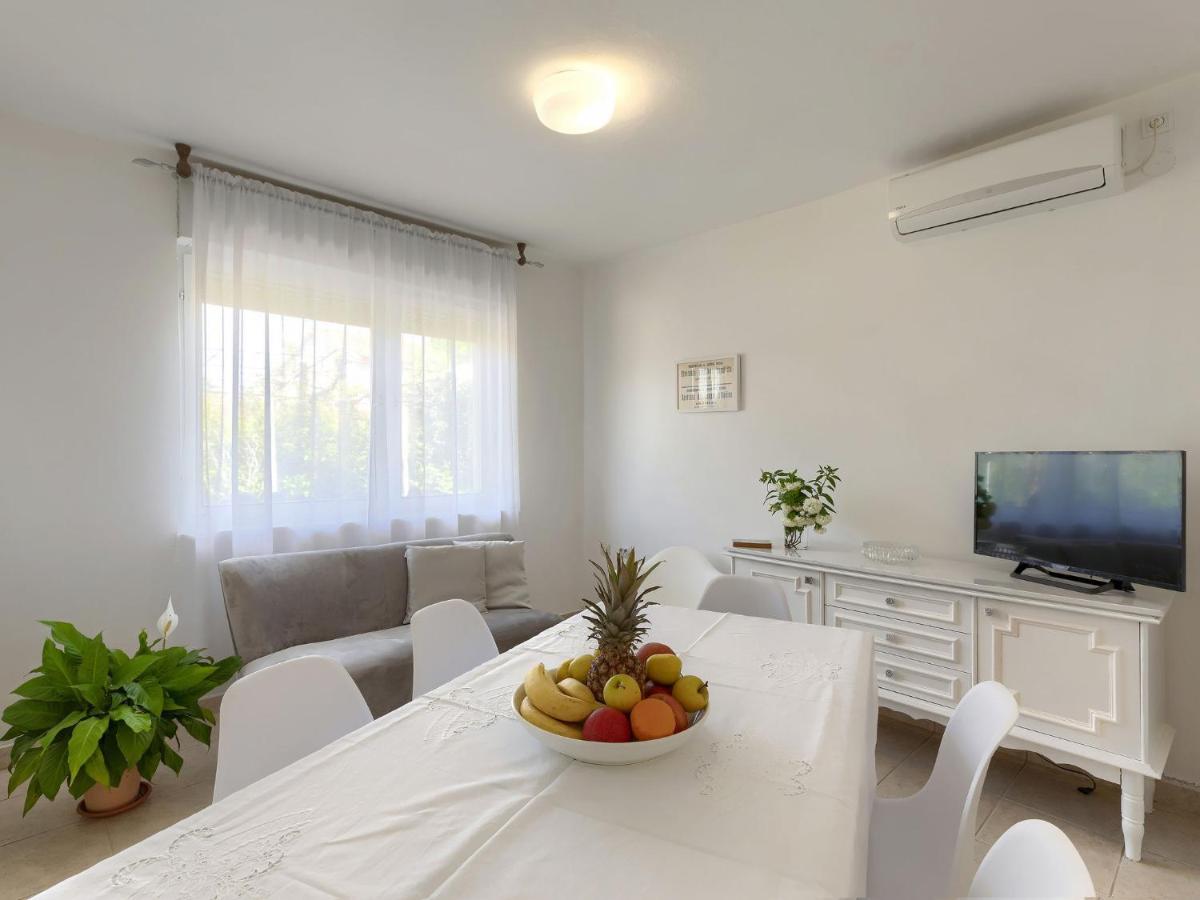 Apartment Laura By Interhome Пула Екстер'єр фото