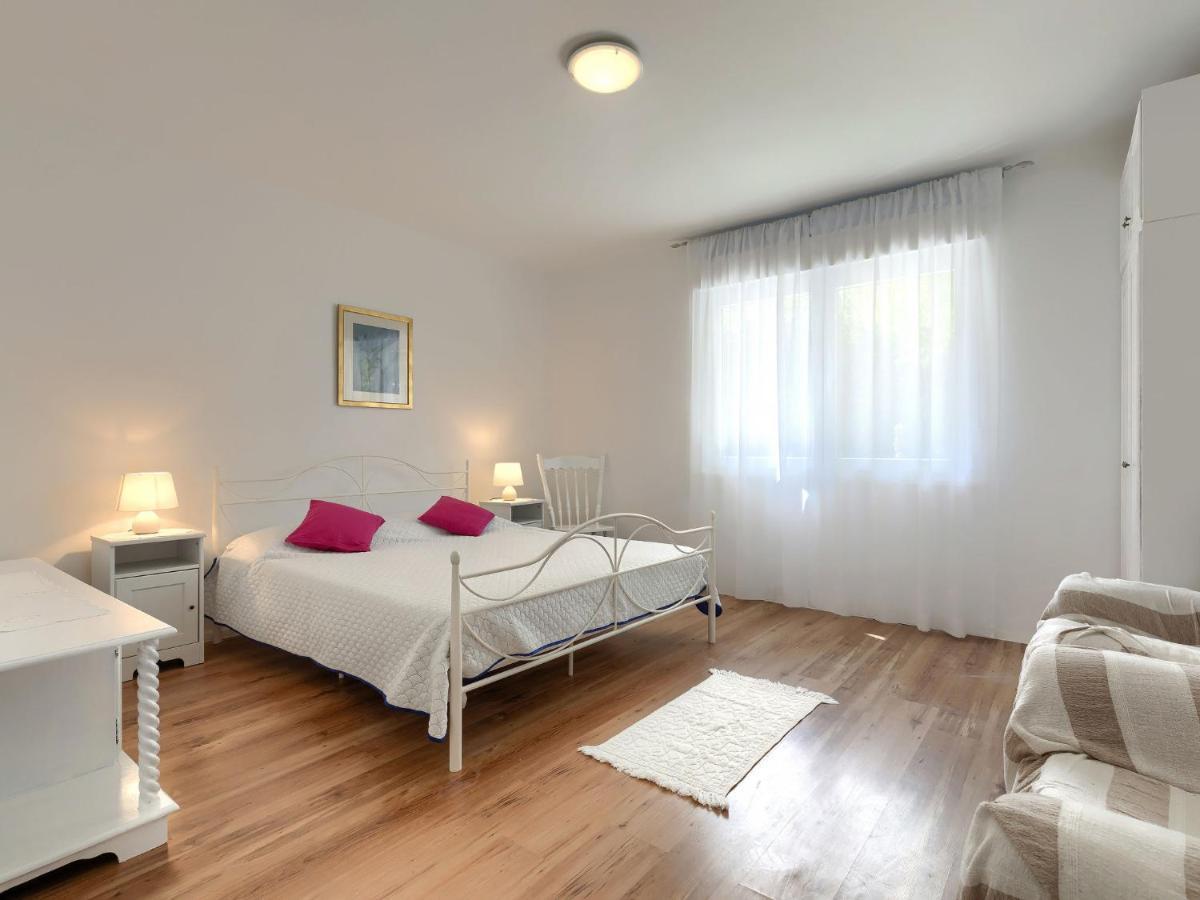 Apartment Laura By Interhome Пула Екстер'єр фото
